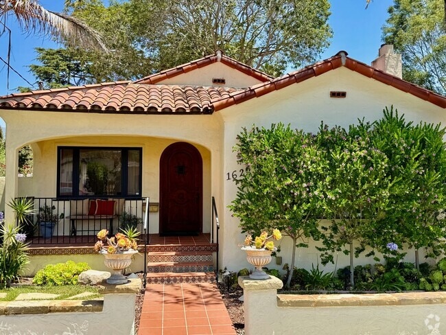 Building Photo - Furnished Santa Barbara 3 bedroom/2 bathro... Rental