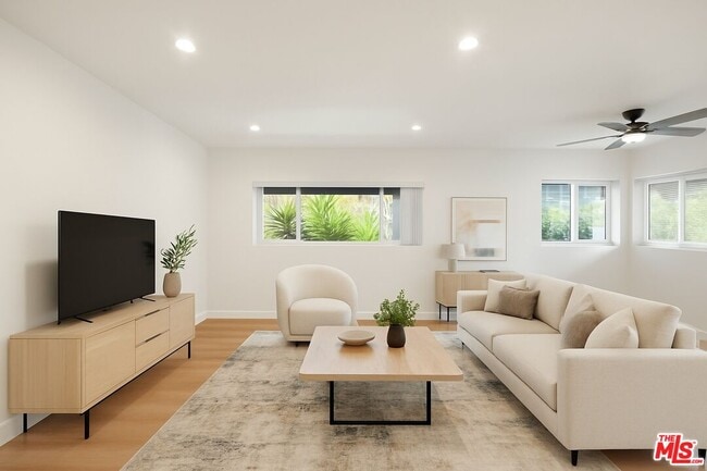 Building Photo - 8440 Willoughby Ave Unit 3