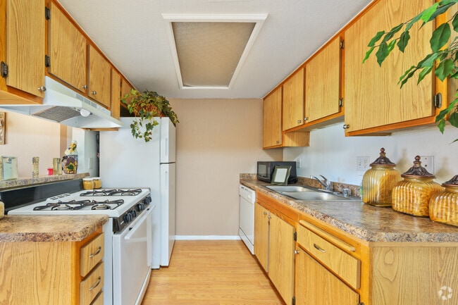 2BR, 2BA - 964SF - Kitchen - Newporter Apartments