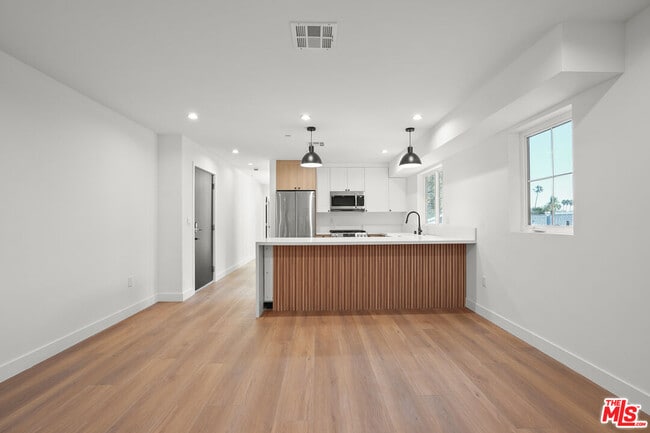 Photo - 1331 N June St Unit 1/4