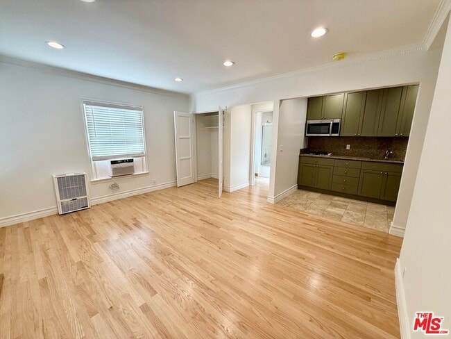 Photo - 204 S Reeves Dr