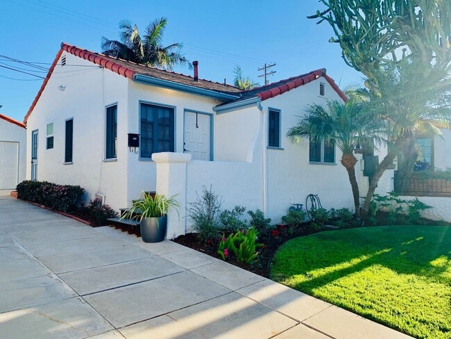 Building Photo - Spectacular location very close to the beach, San Clemente Pier and Del Mar Shopping Street!