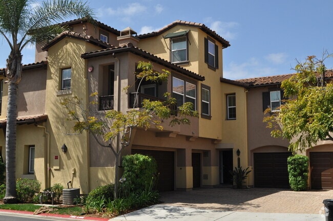 Building Photo - 3 Bedroom 2.5 Bath Townhome in Gated Commu...