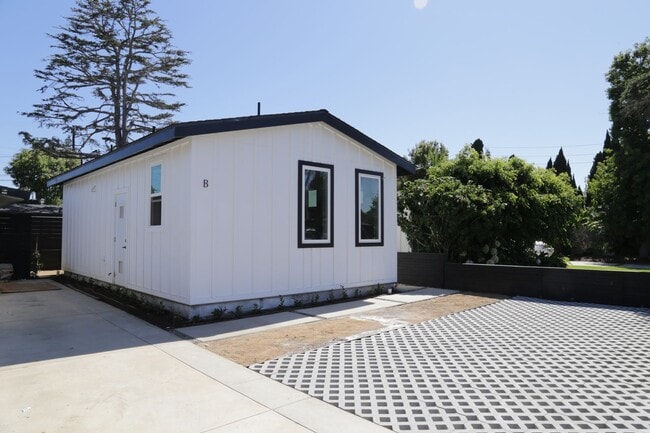 Center (729) - Center (729) Apartment Unit B