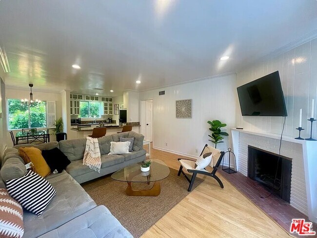Building Photo - 938 6th St Unit 4 Rental