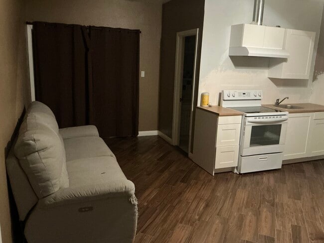 Photo - 810 Earlham St Unit Adu