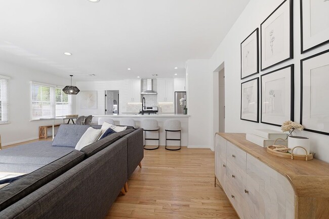 Photo - 4958 Canoga Ave