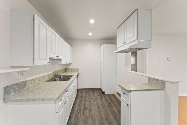 Photo - 5738 Woodman Ave Unit 3