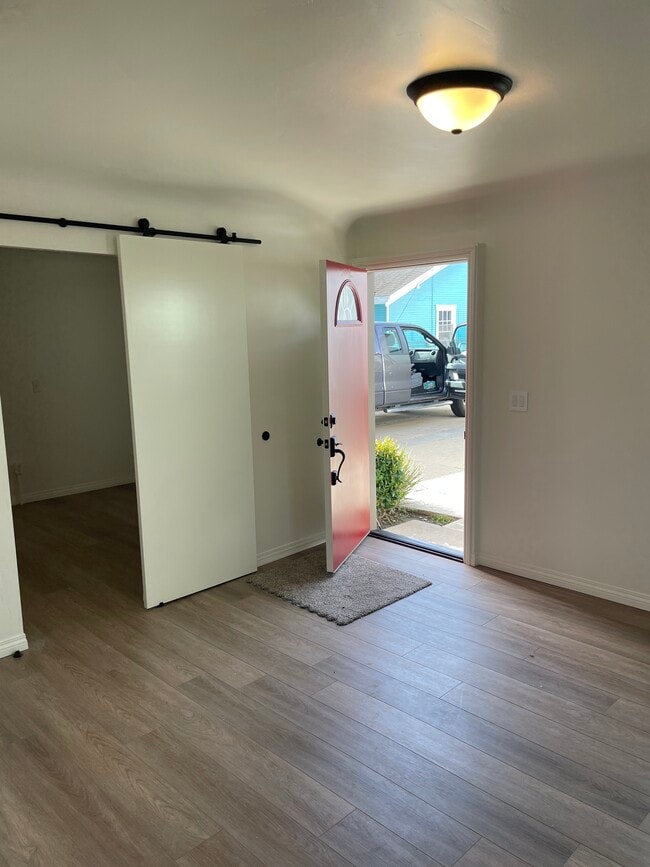 Family room - 287 W Mission Ave Unit A