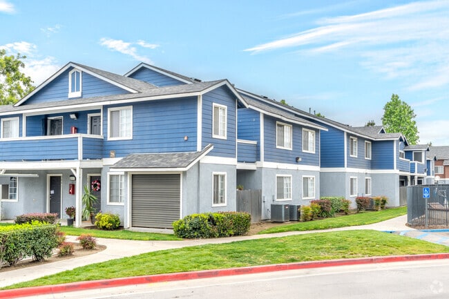 Club Royale Apartment Homes - Club Royale