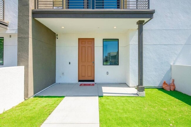 Newer Upscale Townhome in the Great Park Area - Newer Upscale Townhome in the Great Park Area