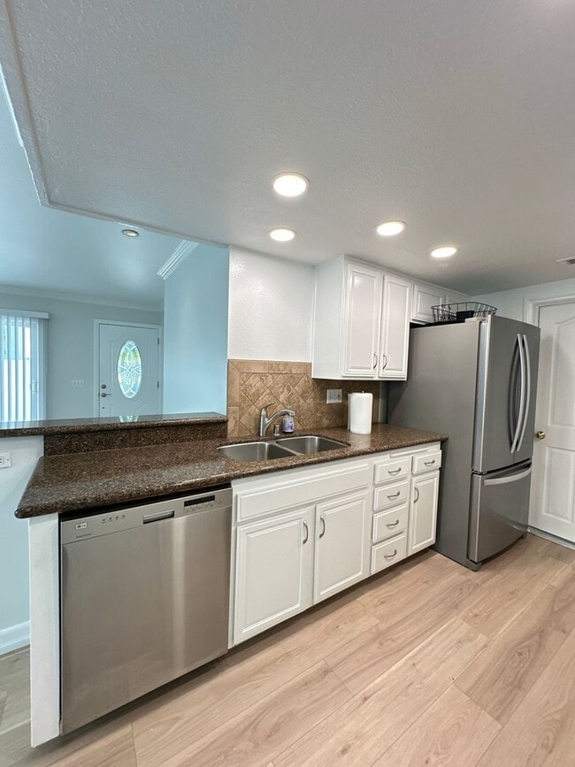 Photo - 3 Bedroom Tustin Condo - Recently Renovated - 2 Car Gar - Beautiful!!!!!