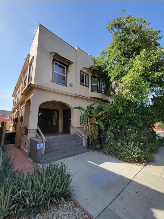Building Photo - 1703 1/2 S Bonnie Brae St Rental