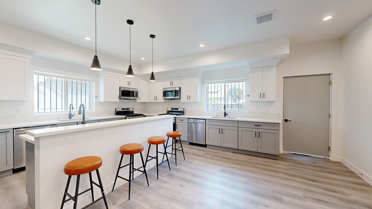 3D Tour - 1360 W 35th Student Housing