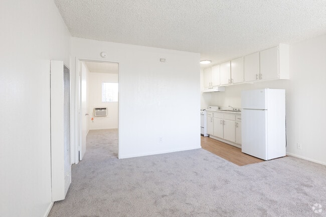 1BR, 1BA - 400SF - Living Room - Gondolier Apartments