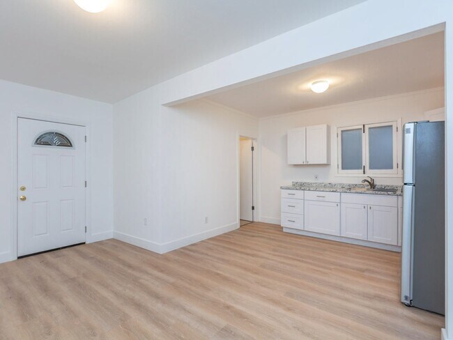 Photo - Freshly Updated Studio in South Park! * All Utilities Included! * Unit Studio