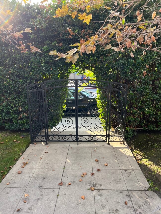 Photo - 504 N Heliotrope Dr Unit 504 N heliotrope