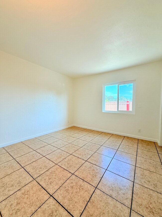 Photo - 663 Cadman St