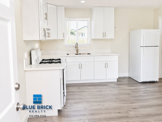 Building Photo - 3119 W 63rd St Unit 2