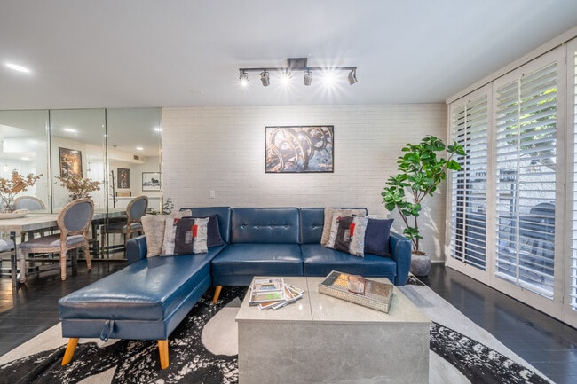 Photo - 1900 Vine St