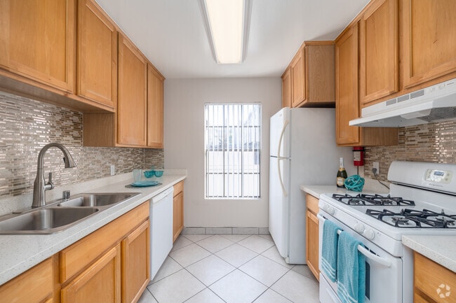 1BR, 1BA - 650SF - Kitchen - Peppertree Apartments