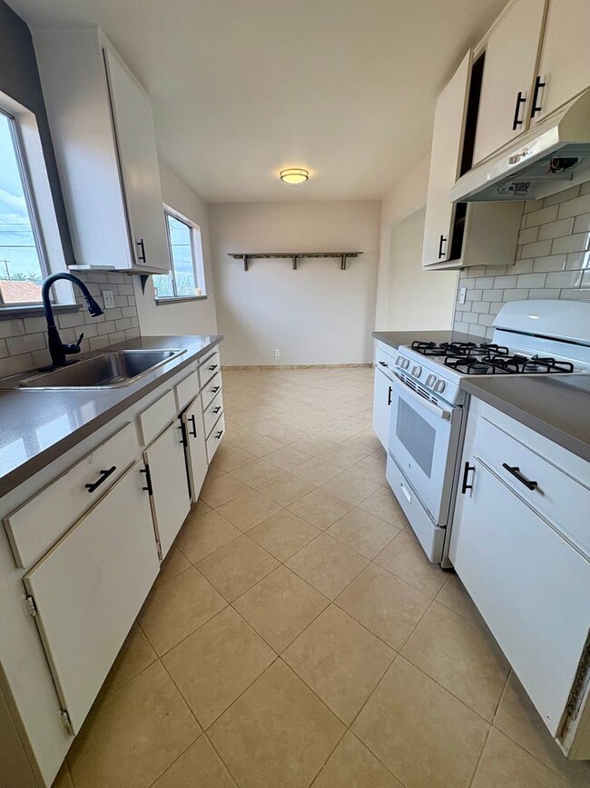 Building Photo - 1951 N Ventura Rd Unit D