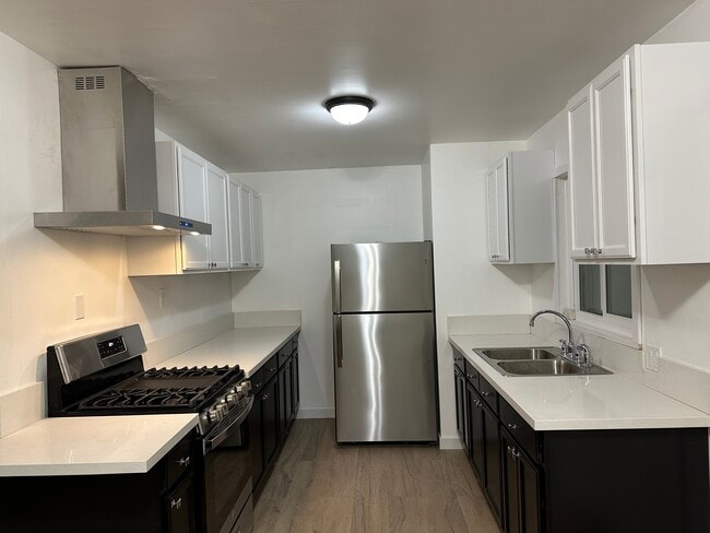 Kitchen - 733 N Madison Ave