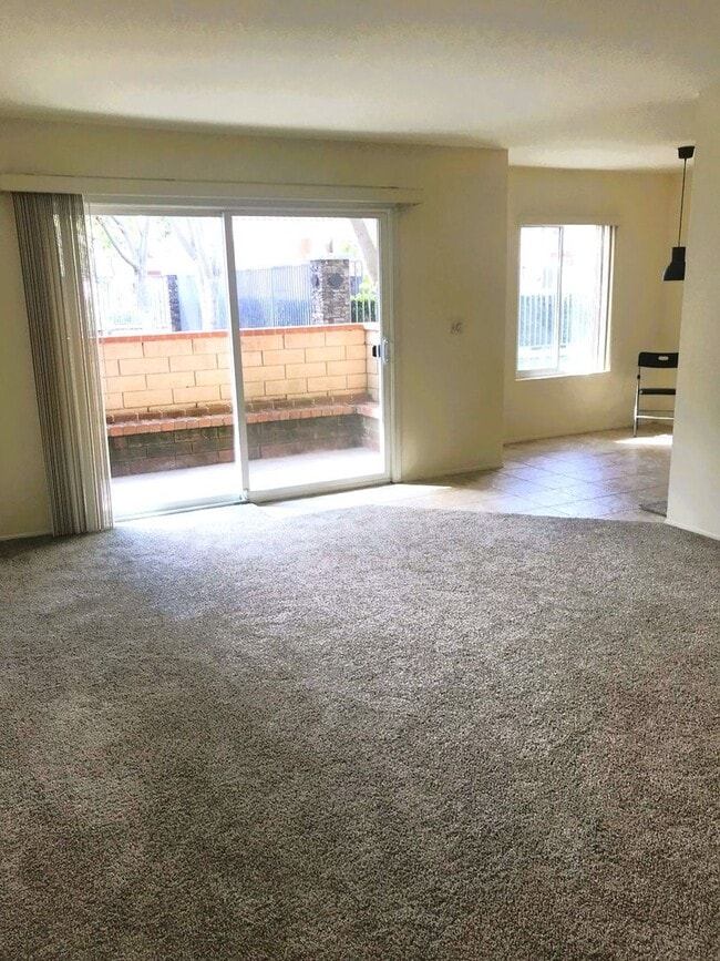 Building Photo - Spacious and Well Maintained 2 Bedroom 2 Bath Condo in Orange
