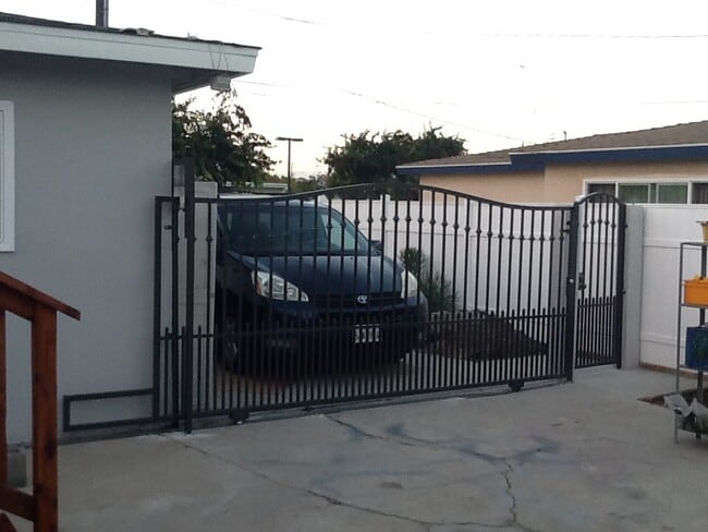 Beautiful Remote Gate - 4118 W 149th St Unit 1