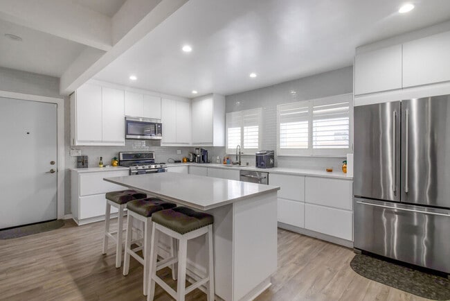 Photo - 3232 Lewis Ave Apartments