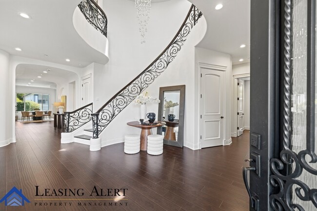 Photo - 5011 Hayvenhurst Ave