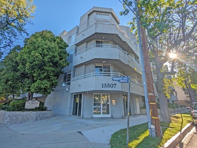 Building Photo - 15507 Moorpark St Unit 104 Rental