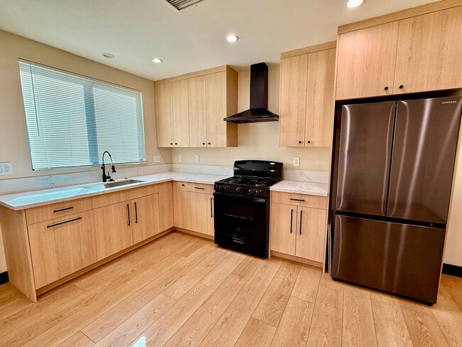 Building Photo - 7309 Yarmouth Ave Unit 7309 1/2 Yarmouth Ave