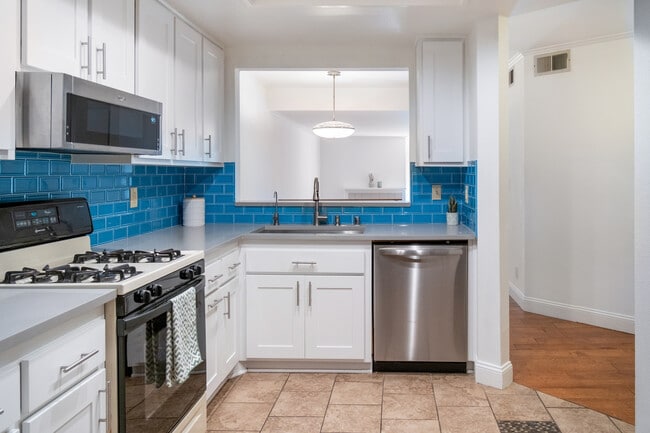 Updated kitchen - 6638 Clybourn Ave Unit 41