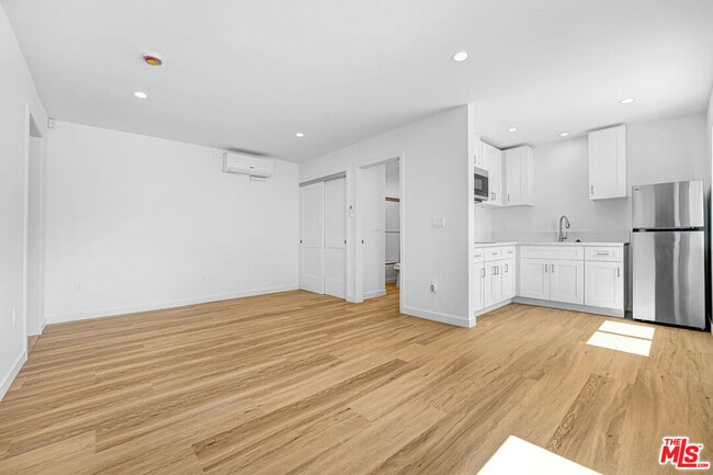 Photo - 2615 Carmona Ave