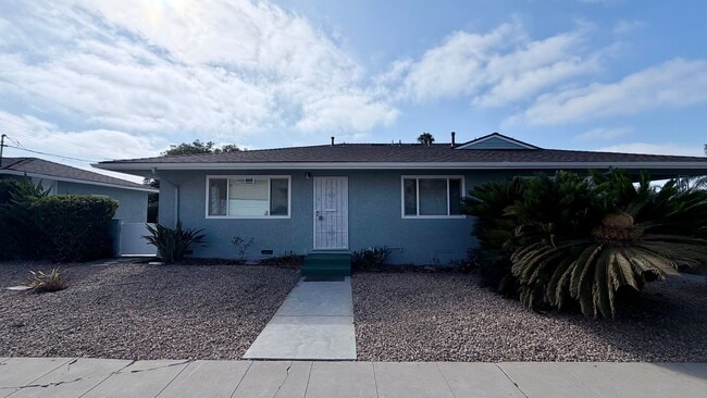Building Photo - Spacious 3 Bed 2 Bath Home in Sunset Cliffs with Detached Garage & Private Backyard