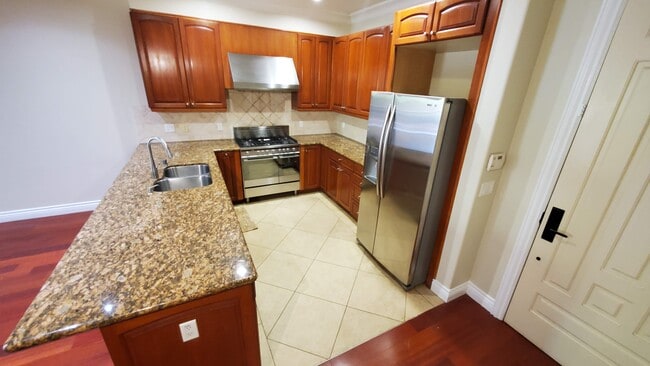 Kitchen - 1135 S Shenandoah St Unit 203