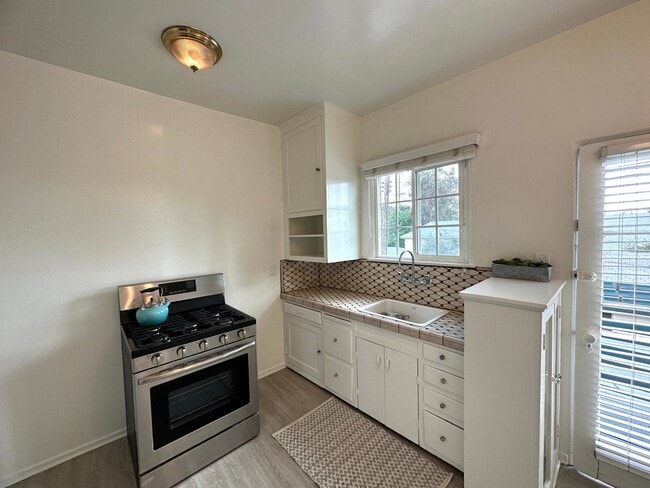 Photo - Vintage Style 1+1 - New Kitchen Appliances, Plank Floors, Balcony, pet friendly Unit 1110 Brent