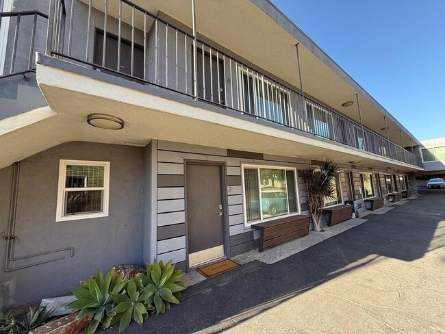 Photo - 925 W 30th St Unit 4