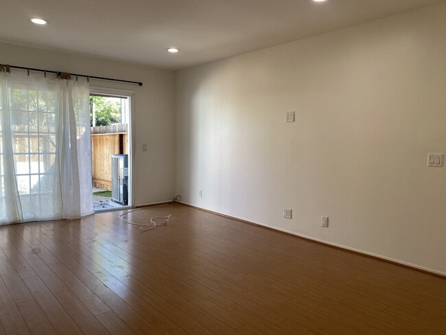 Photo - 4846 Larwin Ave