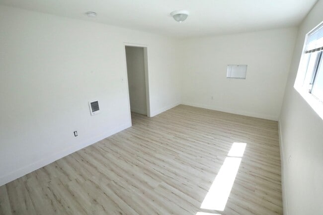 Building Photo - LB2527 Unit 2529 B