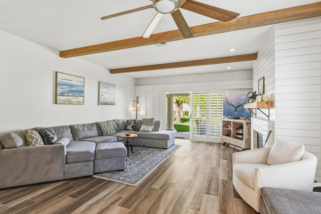 Building Photo - 289 Vista Royale Cir W