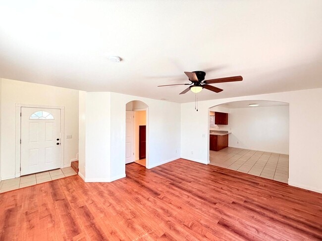 Building Photo - 762 W 21st St Unit 3