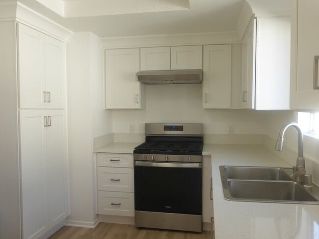 Photo - 673 W 20th St Unit #3