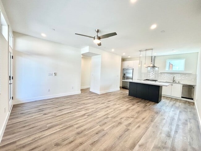 Building Photo - 127 S Santa Rosa St