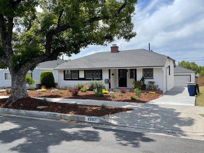 Building Photo - 2207 Jolley Dr