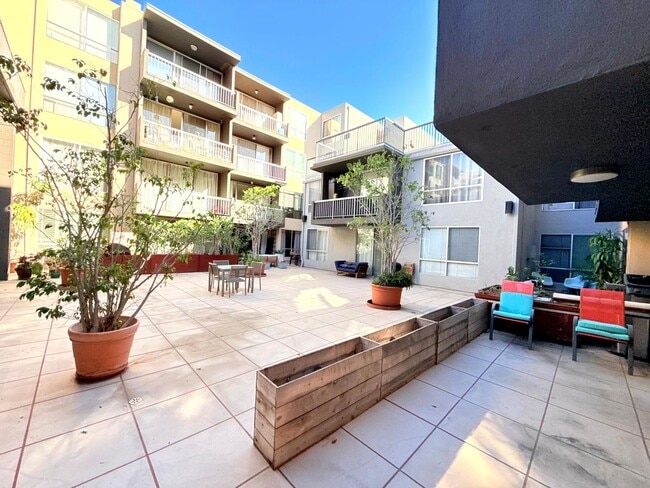 Photo - Beautiful Renovated Spacious Courtyard One Bedroom with patio, pool and 2 parking in Hollywood Unit 116