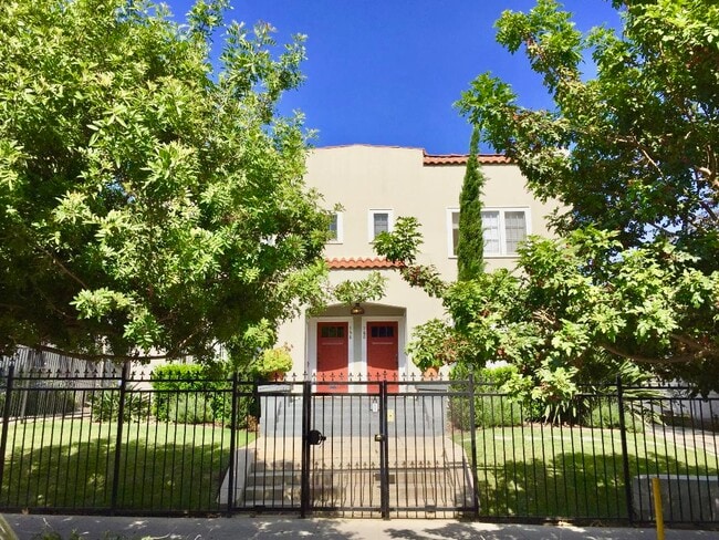 Exterior - 160 S Catalina St Unit 160