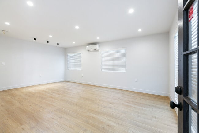Photo - 345 N Heliotrope Dr Unit 345