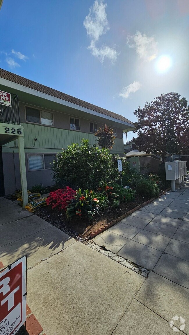 Building Photo - Redwood Terrace Rental